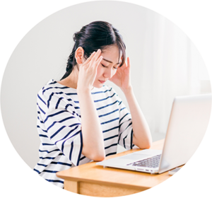 パソコン仕事で頭痛の女性